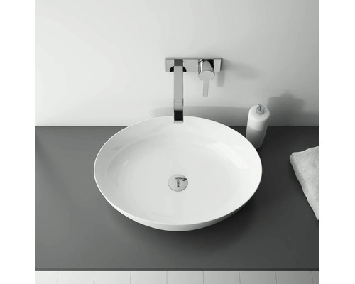 Tvättställ med blandare och tvålpump på badrum