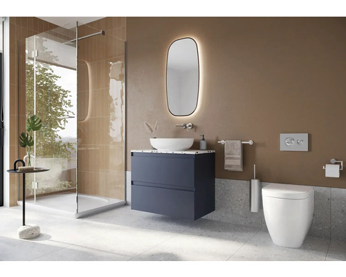 Ljust badrum med dusch, tvättställ, spegel och toalett.