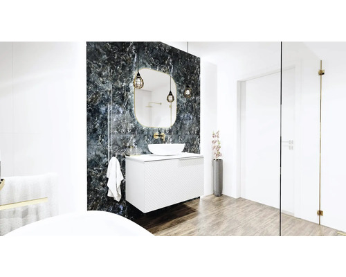 Modernt badrum med tvättställ, spegel och belysning