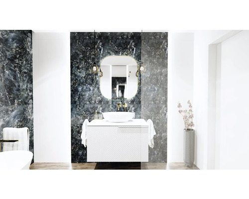 Modernt badrum med handfat, spegel och marmorvägg