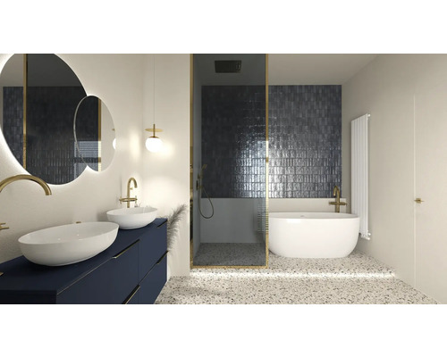 Modernt badrum med dusch, badkar, handfat och spegel