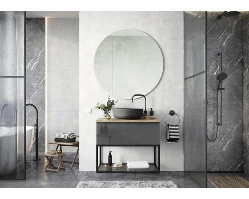 Modernt badrum med tvättställ, spegel, dusch och badkar.