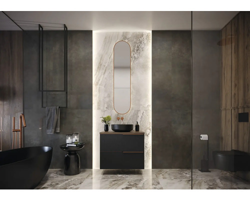 Modernt badrum med tvättställ, spegel och badkar.