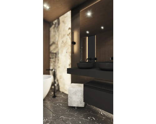 Modernt badrum med dubbla handfat, spegel och badkar