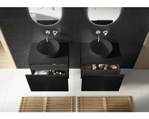 Badrum med två handfat, underskåp och speglar