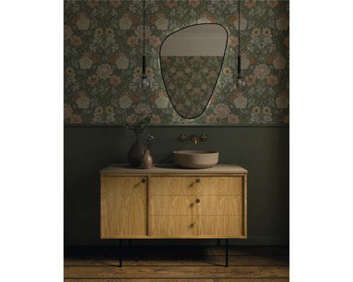 Badrum med blommig tapet, tvättställsskåp, handfat och spegel