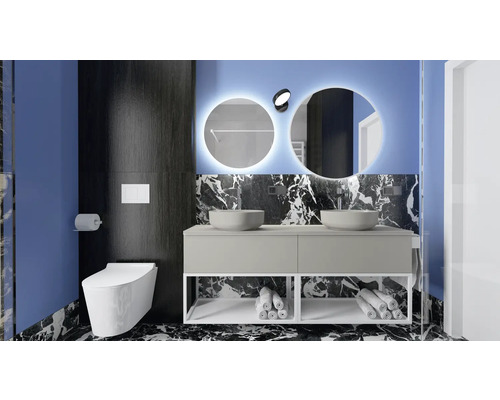 Modernt badrum med dubbla handfat, runda speglar med belysning och vägghängd toalett.