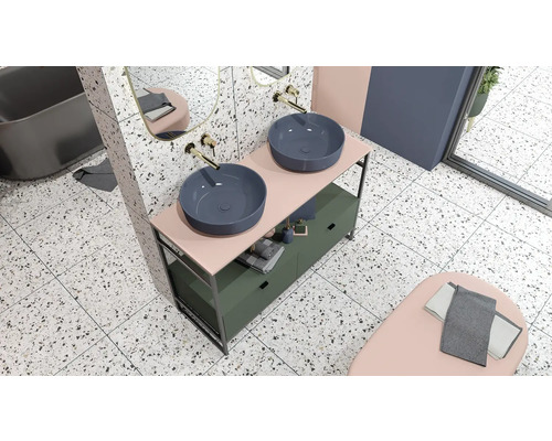 Ovanifrån av badrum med dubbla handfat, spegel och badkar på ett fläckigt klinkergolv.