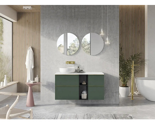 Badrum med tvättställ, runda speglar och badkar för en ljus och rymlig atmosfär