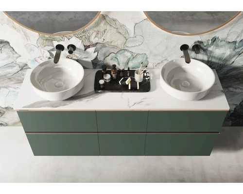 Dubbeltvättställ med två tvättställsskålar på ett underskåp med marmorskiva.