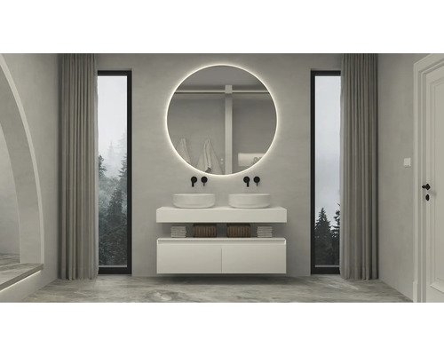 Ljust badrum med dubbla handfat, rund spegel med bakgrundsbelysning och fönster