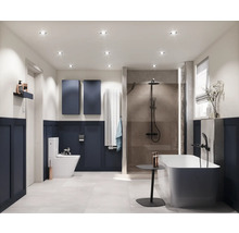 Ljust badrum med toalett, badkar och dusch