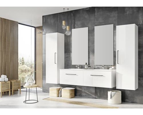 Modernt badrum med handfat, speglar och förvaringslösningar