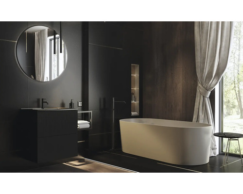 Modernt badrum med badkar, tvättställ, spegel och fönster