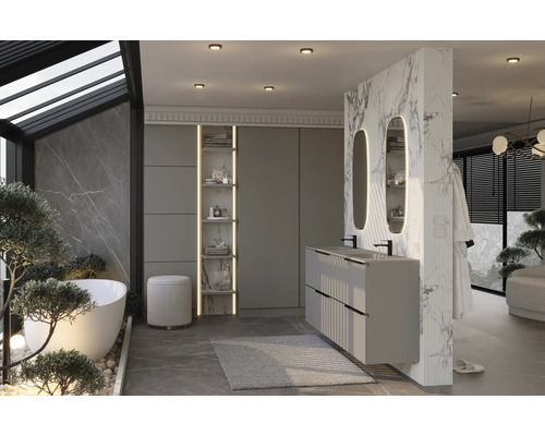 Ljust badrum med badkar, tvättställ, speglar och hyllor för en modern design