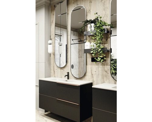 Modernt badrum med tvättställ, spegel och dekoration