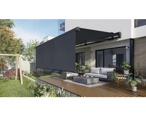 Terrass med markis, sittmöbler och växter