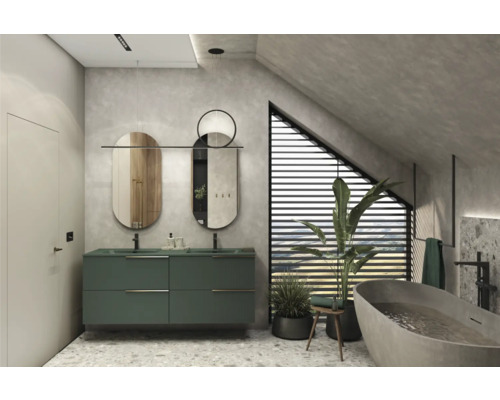 Badrum med tvättställ, speglar, badkar och takfönster