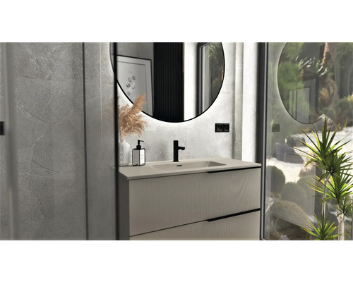 Badrum med underskåp, runda speglar och dekoration