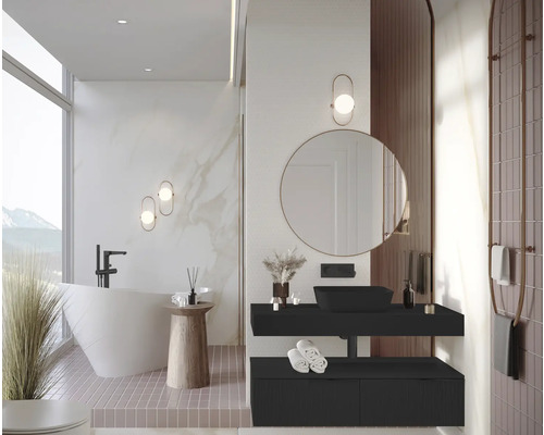 Modernt badrum med fristående badkar, tvättställ och spegel