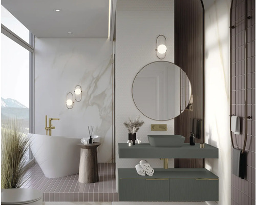 Modernt badrum med badkar, tvättställ, spegel och belysning