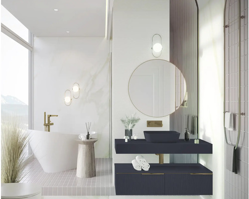 Ljust badrum med badkar, handfat med spegel och handdukshållare