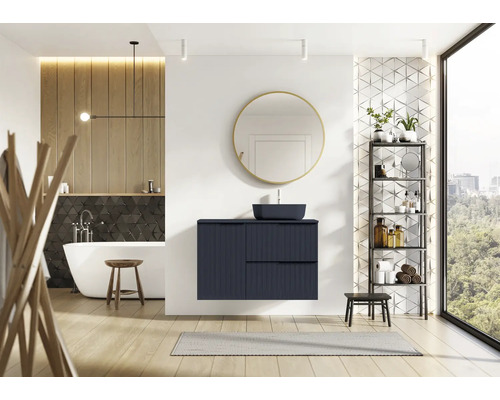 Modernt badrum med tvättställ, spegel, hylla och badkar