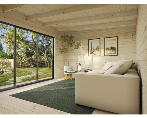 Interiörbild av ett trähus med vardagsrum, soffa, matta och utsikt över trädgården