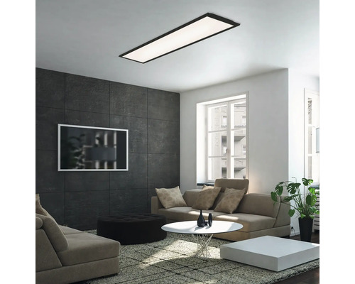 Vardagsrum i modern stil med rektangulär taklampa, soffor och soffbord.