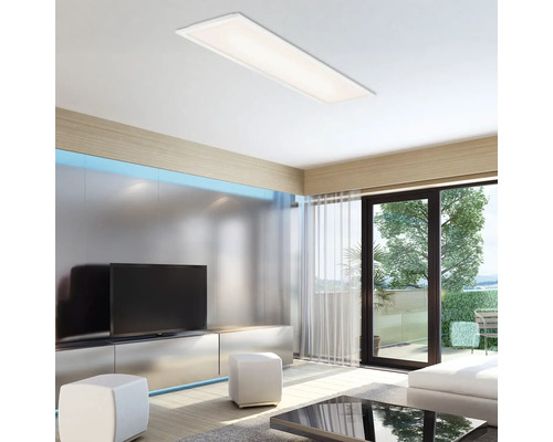 Vardagsrum med taklampa, TV och sittmöbler.