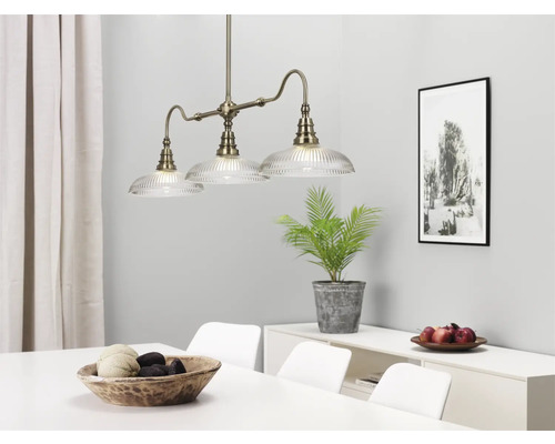 Matsal med matbord, stolar, byrå, dekoration och pendellampa