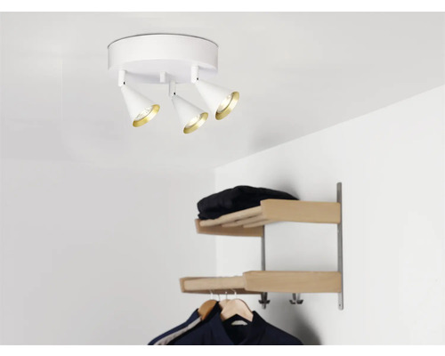 Taklampa med tre spotlights i hallen