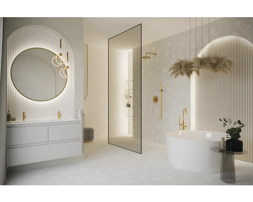 Ljust badrum med badkar, tvättställ och spegel med belysning