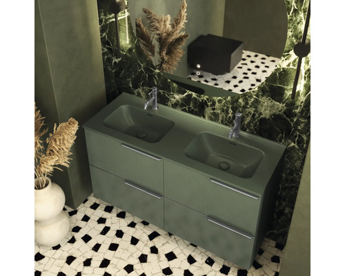 Badrum med dubbla handfat, armaturer, spegel och mosaikplattor