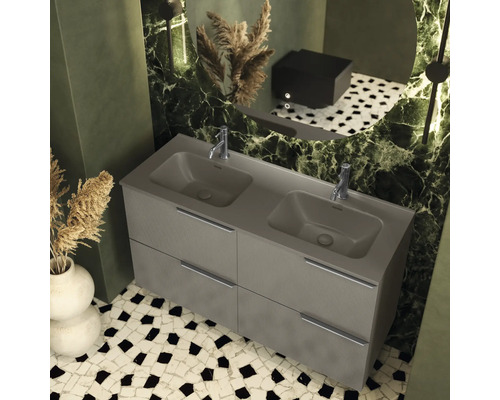 Modernt badrum med dubbla handfat och mosaikplattor