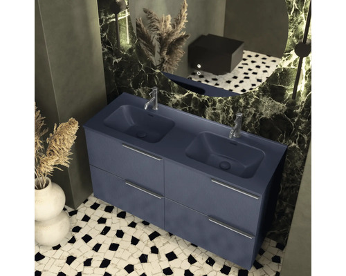 Modernt badrum med dubbla handfat, underskåp och spegel