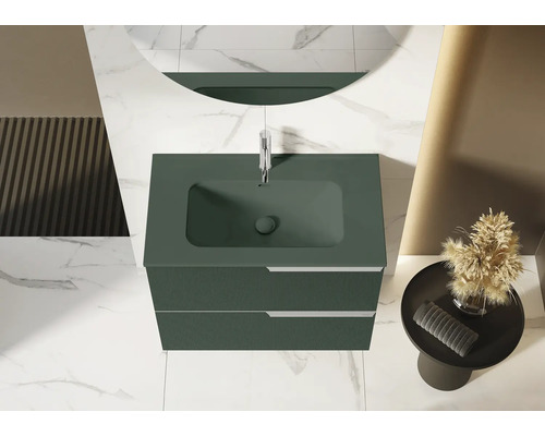 Badrumsvy ovanifrån med tvättställsskåp, armatur och rund spegel