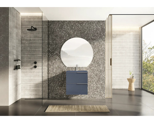 Modernt badrum med dusch, tvättställ, spegel och fönster för en ljus atmosfär.