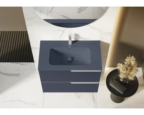 Badrum med tvättställsskåp och spegel