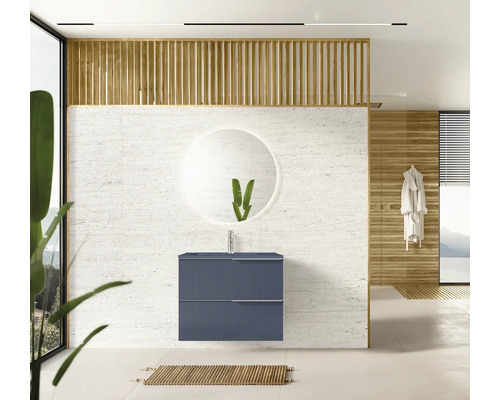 Modernt badrum med tvättställsskåp, rund spegel och träelement