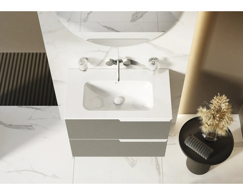 Ljust badrum med tvättställsskåp, spegel och tillbehör på ett sidobord