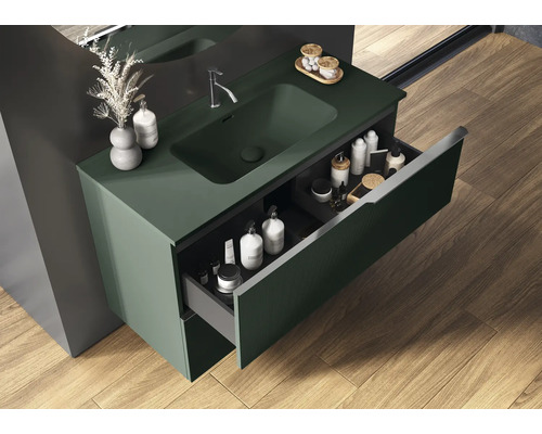 Badrum med underskåp för handfat, öppen låda och tvättställ