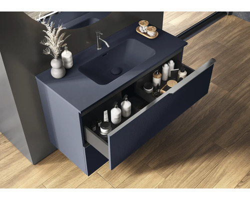 Badrum med tvättställsskåp, handfat och öppen låda