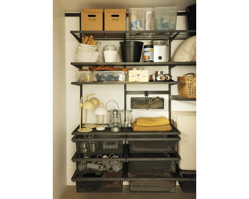 Hyllsystem med förvaringslådor, lampor och diverse hushållsartiklar