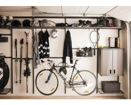 Organiserat garage med hyllsystem, sportutrustning och cykel
