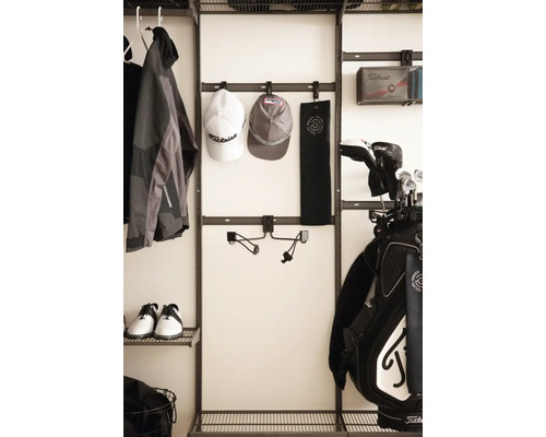 Organiserat hyllsystem med golfartiklar som golfbag, bollar, kepsar och skor.