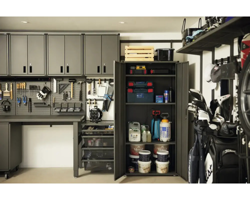 Organiserad verkstad med verktygsskåp, arbetsbänk och hyllor för förvaring av verktyg och material