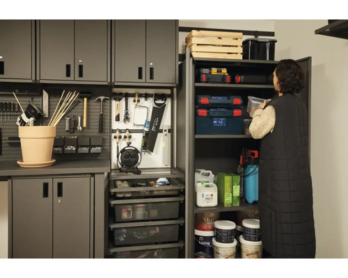 Verkstad med förvaringssystem, verktyg och skåp för organiserad förvaring