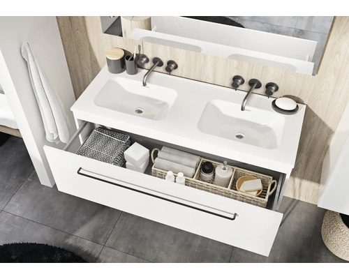 Badrum med dubbla handfat, låda och förvaringsutrymme för badrumsartiklar.