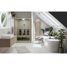 Ljust badrum med bastu, badkar och tvättställ